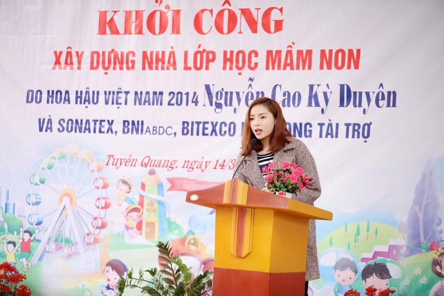 Hoa hậu Kỳ Duyên phát biểu trong buổi lễ khởi công xây dựng phòng học cho trường mầm non xã Thượng Ấm, huyện Sơn Dương, tỉnh Tuyên Quang. 