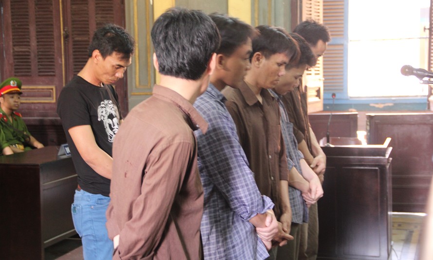 Các bị cáo trong phi vụ trộm 5,5 kg vàng tại phiên tòa sáng nay 21/3. Ảnh: Tân Châu
