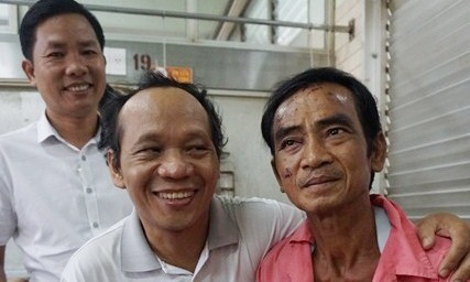 Nhà báo Nguyễn Đình Quân cùng Cơ quan đại diện Báo Tiền Phong tại TPHCM thăm và trao quà động viện ông Nén tại Bệnh viện Chợ Rẫy vào chiều 25/3. Ảnh: Quốc Ngọc.