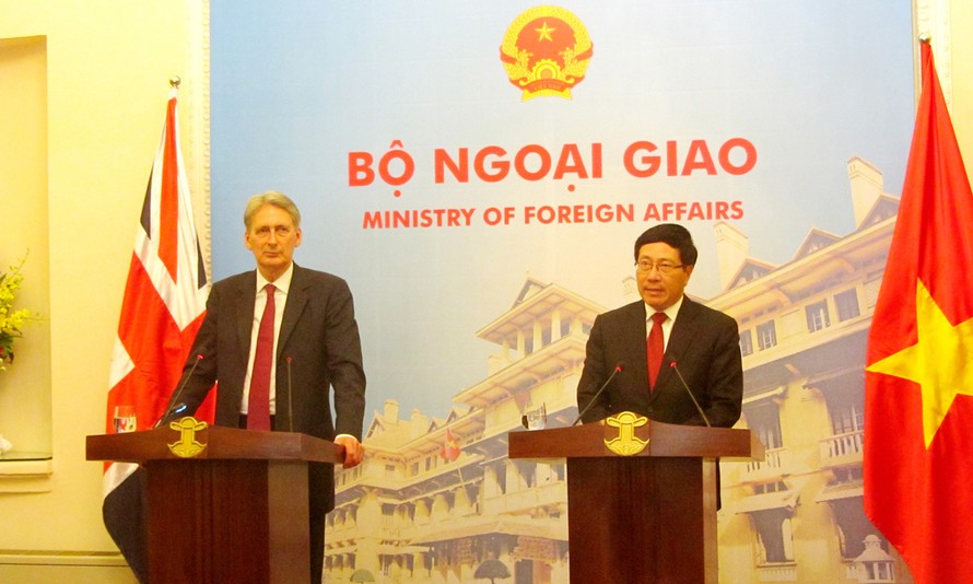 Phó Thủ tướng, Bộ trưởng Ngoại giao Phạm Bình Minh và Ngoại trưởng Anh Philip Hammond tại cuộc họp báo chung hôm 12/4 tại Hà Nội.