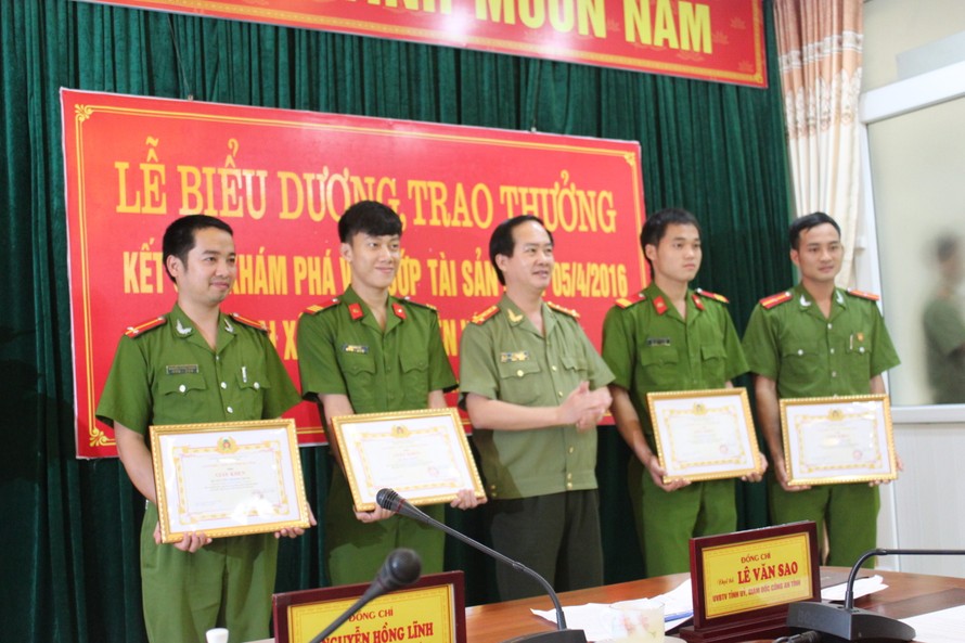 Giám đốc Công an tỉnh Hà Tĩnh, Đại tá Lê Văn Sao trao giấy khen cho bốn cán bộ trực tiếp phá án.