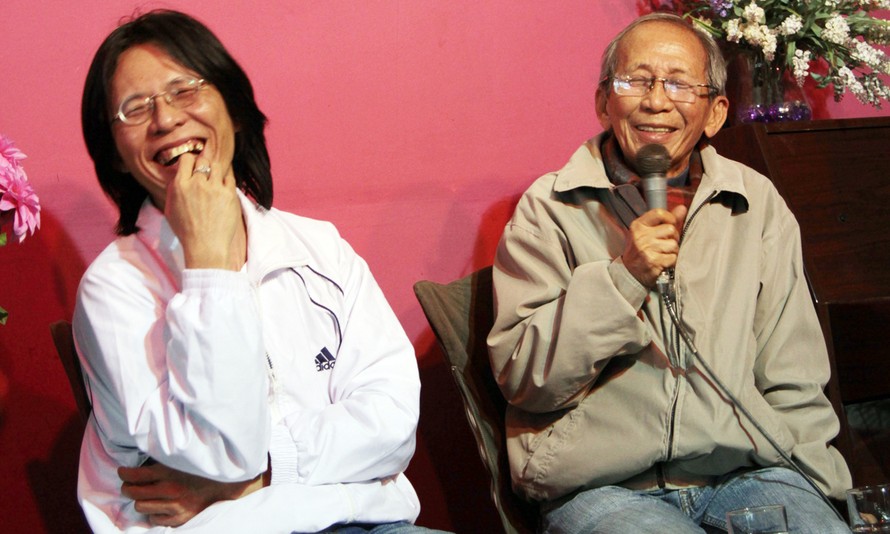 Nhạc sĩ Nguyễn Ánh 9 và con trai Nguyễn Quang tháng 12/2011 tại Hà Nội.
