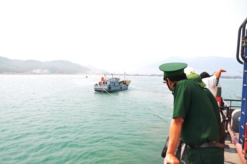 Sau nhiều ngày bị gián đoạn do thời tiết xấu, vào sáng 20/4, lực lượng Biên phòng và Cảng vụ TT-Huế đã nỗ lực cứu hộ thành công, đưa tàu cá Trung Quốc ra khỏi khu vực nguy hiểm, chuyển về neo đậu an toàn tại cảng Chân Mây. 