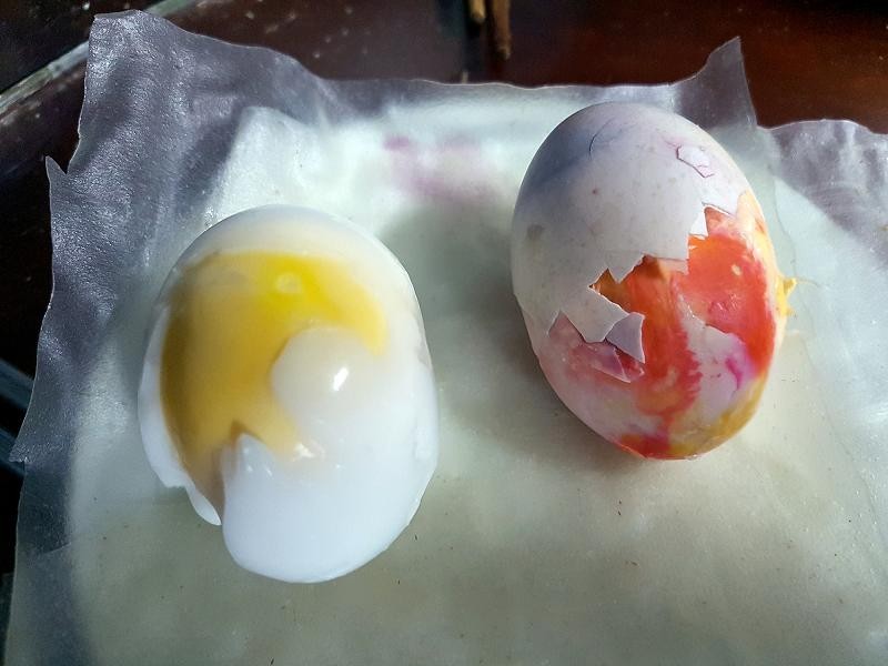 Quả trứng lạ của gia đình anh Giang (bên phải).