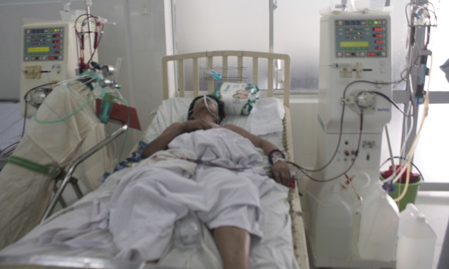 Nạn nhân Phạm Phú Nhàn những ngày được điều trị tại bệnh viện Đa khoa Quảng Nam.