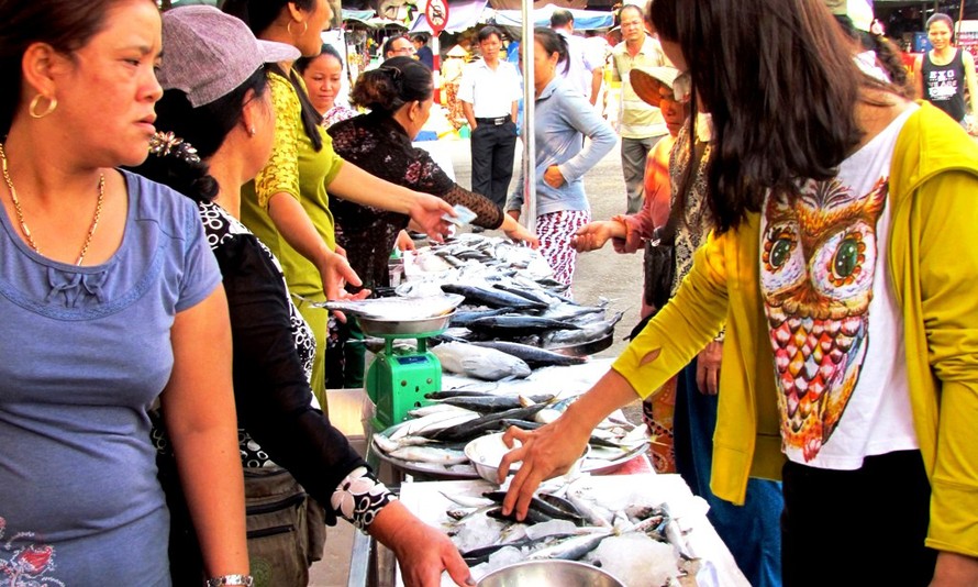 Điểm bán sạch thu hút nhiều khách hàng tại chợ Đông Ba, Huế. 