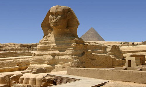 Tượng nhân sư Giza được khắc từ một gò đá tự nhiên, là tác phẩm điêu khắc lớn nhất còn sót lại từ thời cổ đại. Ảnh: Guardians.