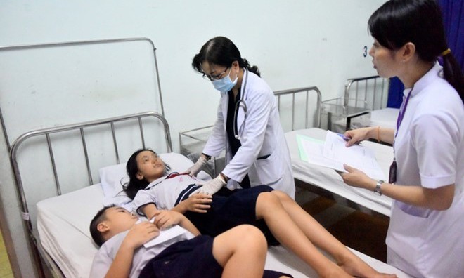 Học sinh Trường tiểu học Trần Quang Khải (quận 1) bị ngộ độc tập thể. Ảnh: Lê Quân.