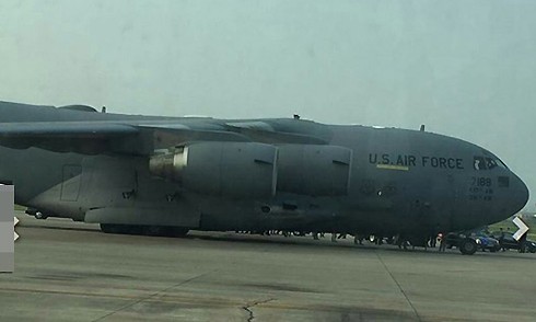 Máy bay Boeing C-17 đến sân bay Nội Bài. Ảnh: CTV.