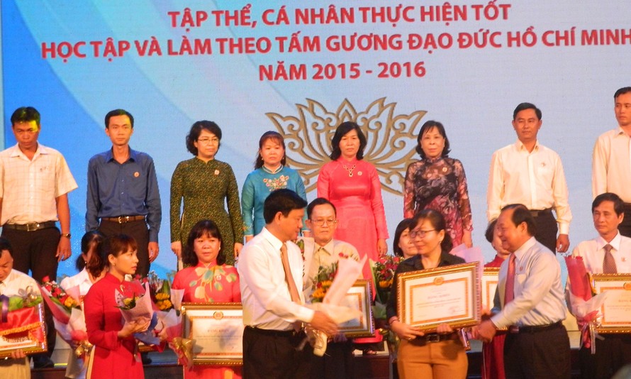 Bí thư Thành uỷ TPHCM Đinh La Thăng và nguyên Bí thư Thành uỷ Lê Thanh Hải tặng bằng khen cho các tập thể, cá nhân điển hình. 