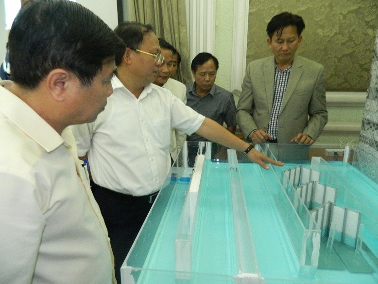 Chủ tịch UBND TPHCM Nguyễn Thành Phong và phó Bí thư thường trực Thành uỷ Tất Thành Cang kiểm tra việc thực nghiệm đề án làm kè mềm trên mô hình.