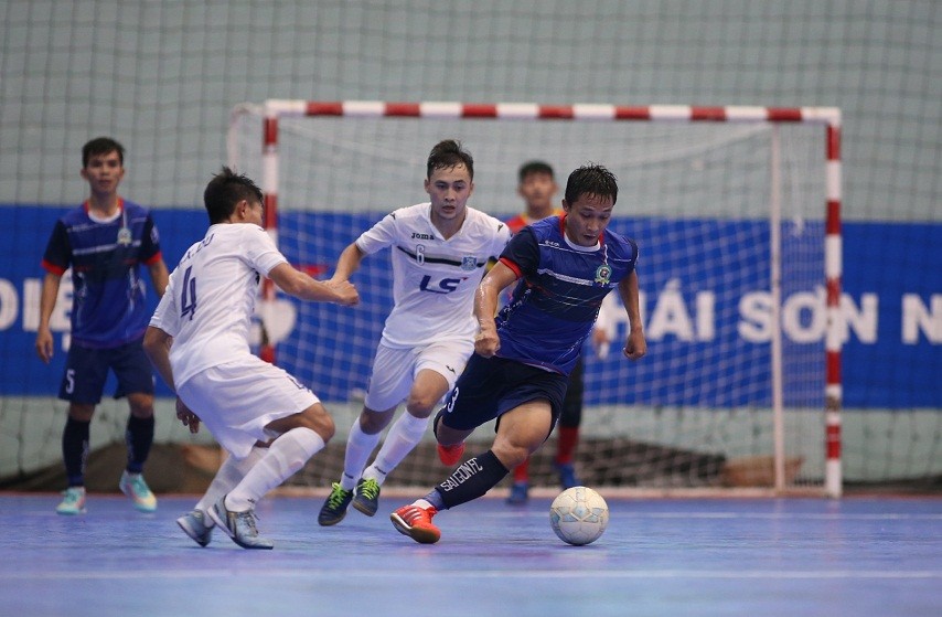 Thái Sơn Nam (áo trắng) - Sài Gòn FC.