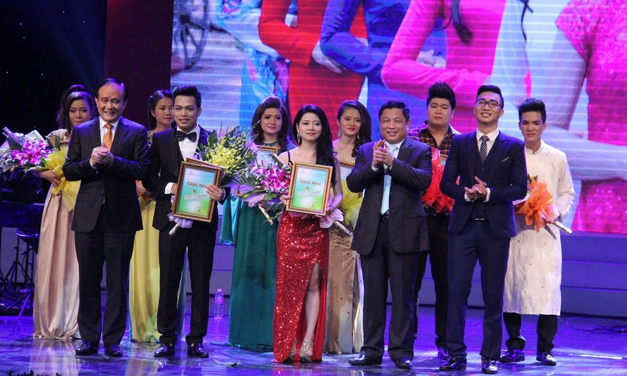 Các ca sĩ đoạt giải trong đêm chung kết Giọng hát hay Hà Nội 2014.