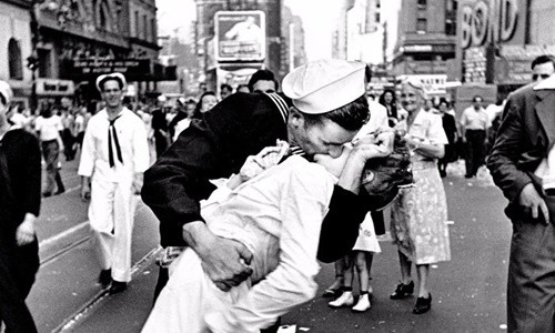 "Ngày V-J ở Quảng trường Thời đại", một trong những bức ảnh nổi tiếng nhất thế kỷ XX. Ảnh: Alfred Eisenstaedt.