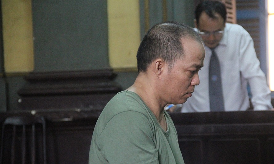 Cha dượng thú tính Trần Văn Tiền tại phiên tòa ngày 13/12. Ảnh: Tân Châu