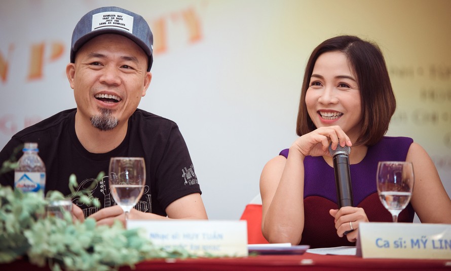 Nhạc sĩ Huy Tuấn và Mỹ Linh trong buổi họp báo đại nhạc hội Countdown Party 2017 vào ngày 31/12 tới đây tại Công viên Thống Nhất.