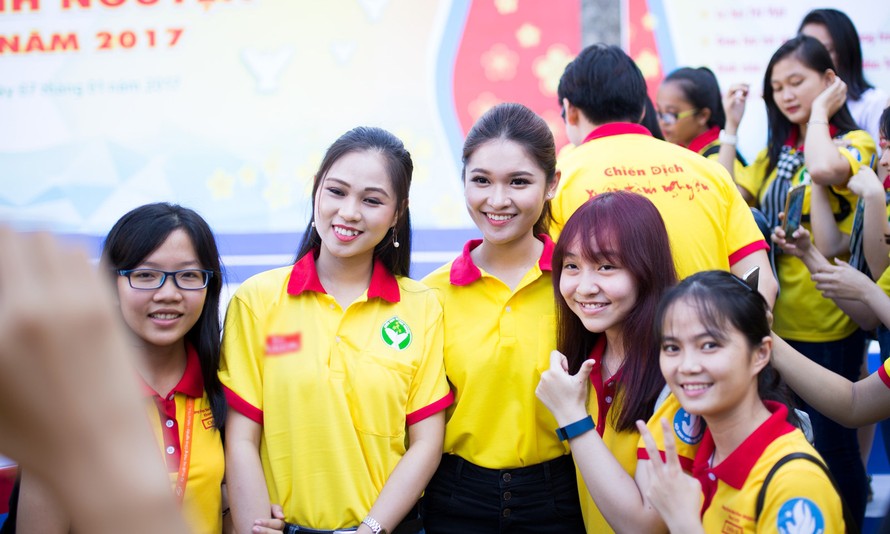 Á hậu Thùy Dung rạng rỡ tham dự lễ ra quân Xuân tình nguyện 2017