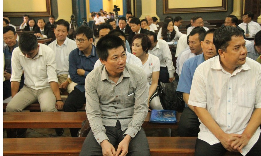 Đại diện VKS giữ quyền công tố tại phiên tòa cho rằng “Đề nghị cấm xuất cảnh là do ‘xuất phát từ thực tiễn đấu tranh tội phạm mới’. Ảnh: Tân Châu.