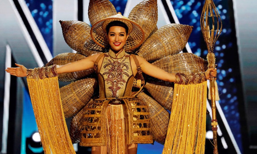 Lệ Hằng giới thiệu bộ trang phục 'Nàng Mây' trên sân khấu Miss Universe.