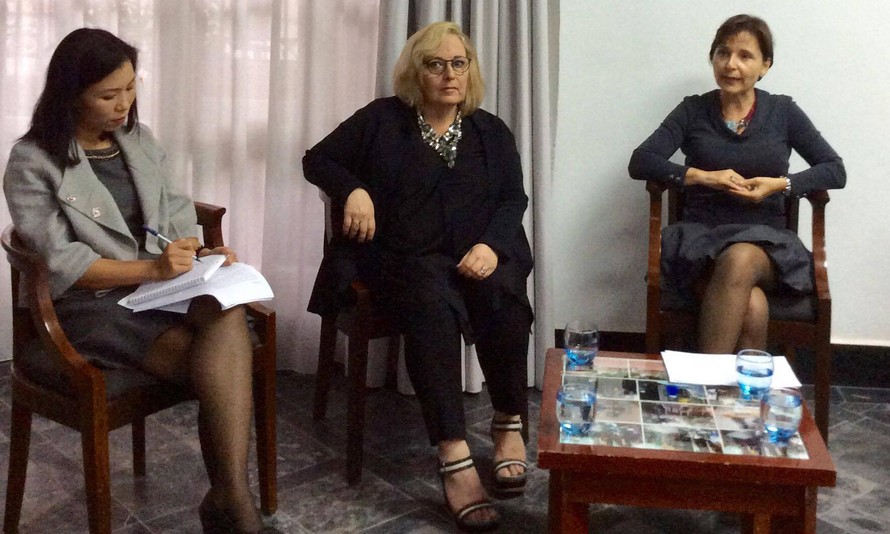 “Đại sứ của thiết kế Italia” Barbara Trebitsch ( giữa) và Đại sứ Italia tại Việt Nam Cecilia Piccioni tại cuộc họp báo chiều 1/3. (Ảnh: L.A).