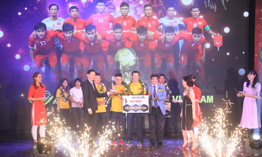 Trao ngôi vị cao nhất của giải thưởng Fair Play cho đội tuyển Futsal Việt Nam với những cống hiến cho nền bóng đá nước nhà trong năm vừa qua.