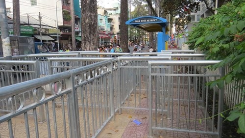 "Ma trận" hàng rào trên vỉa hè đường Nguyễn Chí Thanh và đường Thuận Kiều, trước bệnh viện Chợ Rẫy