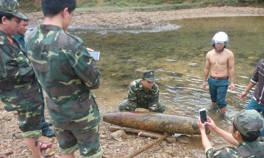 Một trong ba quả bom vừa được người dân phát hiện trên địa bàn huyện Tây Giang - Ảnh: H.Đ.