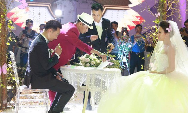 Xuân Bắc làm lễ ký kết hợp đồng hôn nhân cho MC Thành Trung