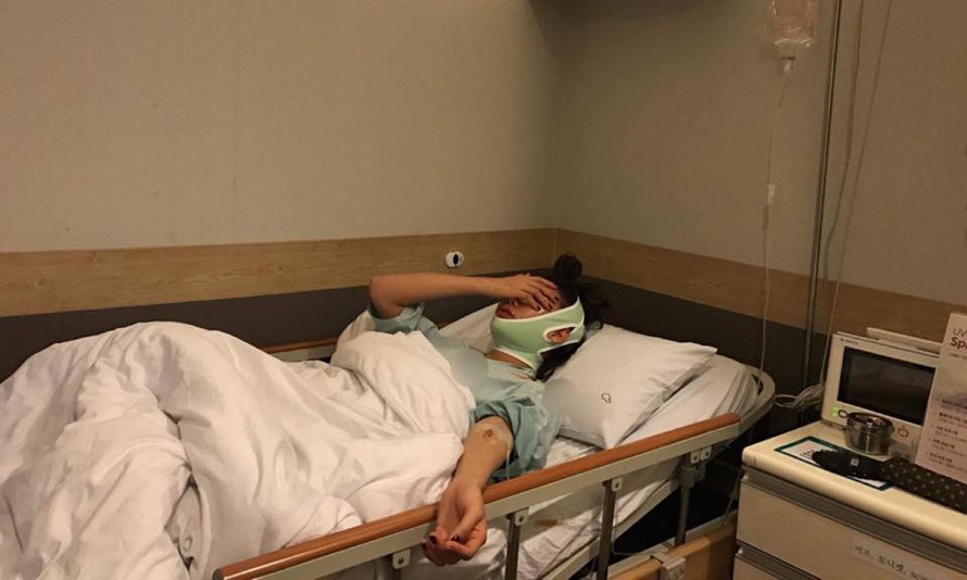 Trà Ngọc Hằng chia sẻ hình ảnh trên giường bệnh tại Hàn Quốc.