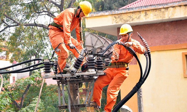 Các đơn vị ngành điện triển khai nhiều biện pháp đảm bảo cấp điện cho người dân cả nước dịp nghỉ lễ. Ảnh: Hoa Việt Cường.