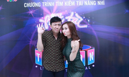 Võ Hạ Trâm cùng Trấn Thành tại chương trình 'Biệt đội tài năng nhí'.