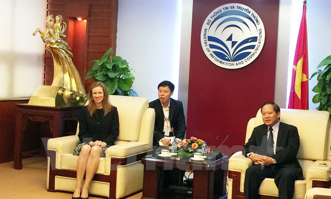 Bộ trưởng Trương Minh Tuấn (phải) và đại diện cấp cao của Facebook trong buổi làm việc. (Ảnh: T.H/Vietnam+).