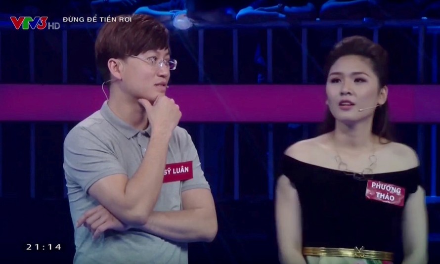Sỹ Luân và Phương Thảo trong chương trình 'Đừng để tiền rơi'.