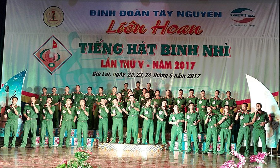 39 chiến sĩ mới chào mừng liên hoan với bài hát Yêu sao đời lính của Thượng tá Chế Biên Cương, Cục Tuyên huấn, Bộ Quốc phòng.