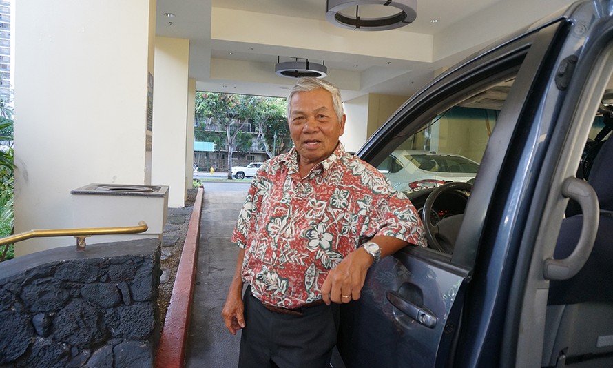 Ông Nguyễn Năng Tỉnh (Abraham Martin Nguyễn) bên chiếc xe taxi ở Hawai.