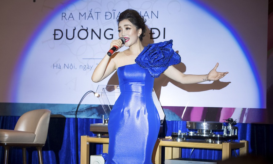 Phạm Thu Hà trong buổi giới thiệu album 'Đường em đi'.