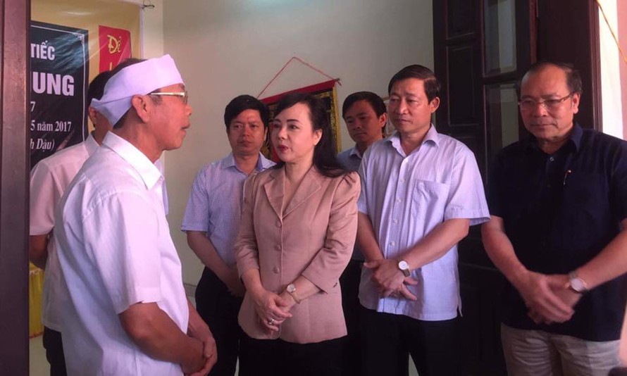 Bộ trưởng Nguyễn Thị Kim Tiến đến chia buồn với gia đình bệnh nhân tử vong.