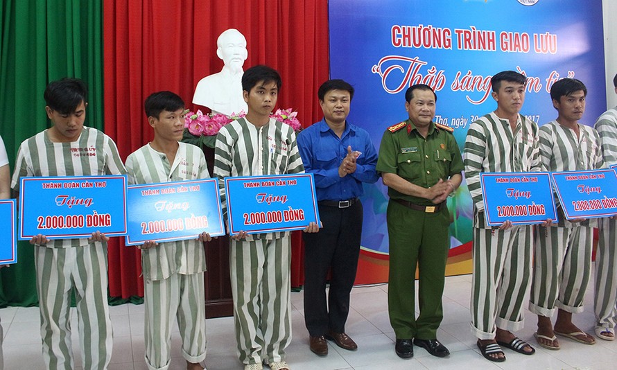 Anh Huỳnh Thái Nguyên- Phó Bí thư Thành Đoàn Cần Thơ và đồng chí Nguyễn Văn Thuận-Phó Giám đốc Công an thành phố trao trao kinh phí tượng trưng cho các phạm nhân.
