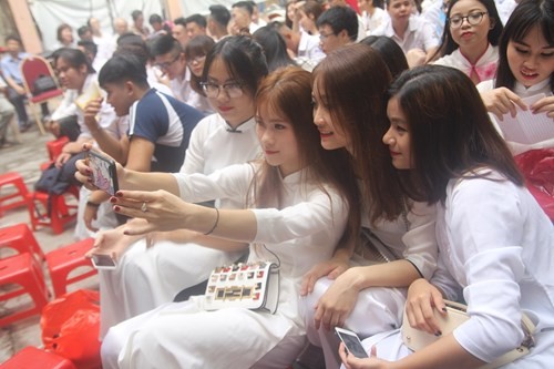 Học sinh trường Đinh Tiên Hoàng trong lễ tri ân