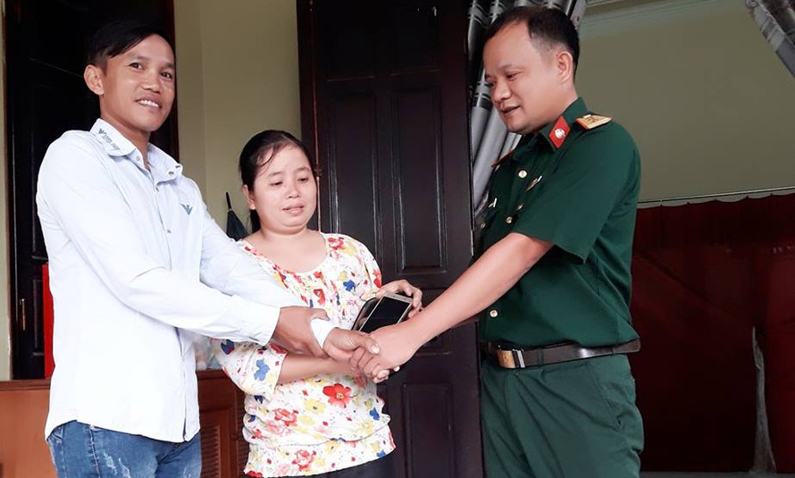 Thượng úy Nguyền Đình Long trả lại tài sản cho vợ chồng chị Huệ.
