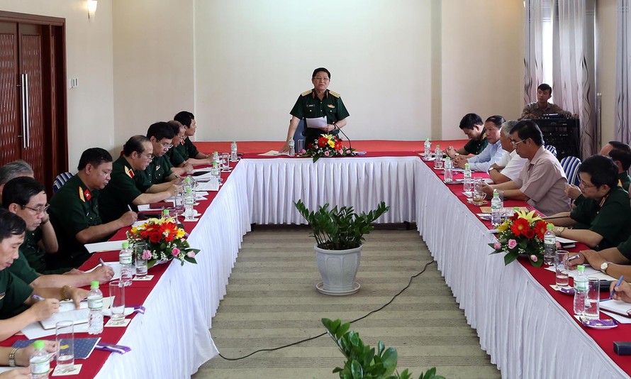 Bộ trưởng Bộ Quốc phòng Ngô Xuân Lịch làm việc với lãnh đạo tỉnh Quảng Trị ngày 21/7/2017. ẢNH: T.T