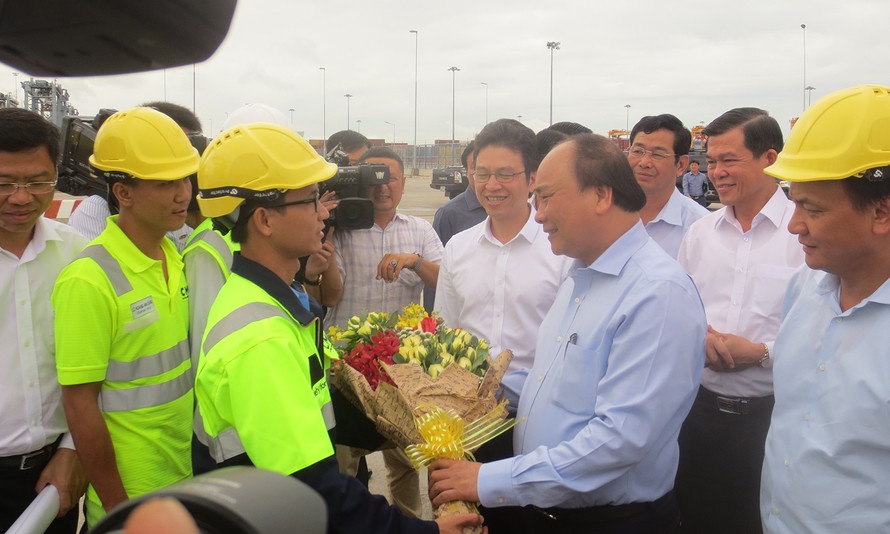 Thủ tướng Nguyễn Xuân Phúc làm việc tại cảng quốc tế Cái Mép.