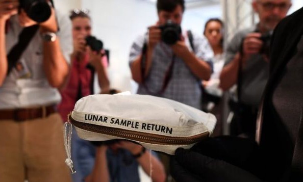 Chiếc túi màu trắng vẫn còn dấu vết của bụi Mặt trăng vừa được bán với giá 1.8 triệu USD cho một người giấu tên (Ảnh: BBC).
