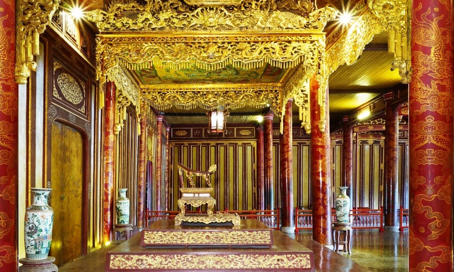 Chiếc ngai vua đặt tại điện Thái Hòa nhìn từ chính diện và bên phải. Phía trên ngai là Bửu tán lộng lẫy. Nguồn: TTBTDT Cố đô Huế.