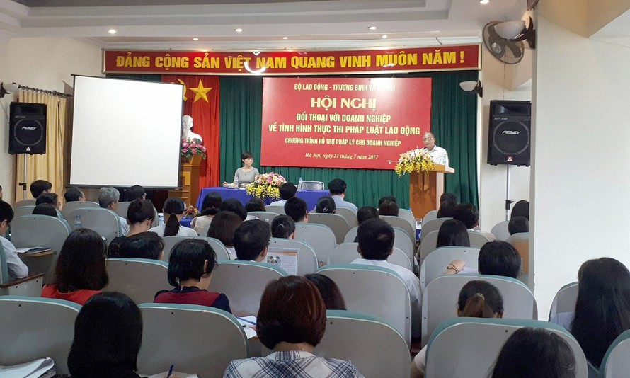  Đại diện hơn 100 DN tại Hà Nội ngồi chật hội trường Sở LĐ-TB&XH để gửi thắc mắc pháp luật lao động tới lãnh đạo Bộ LĐ-TB&XH. Ảnh: L.H.Việt. 