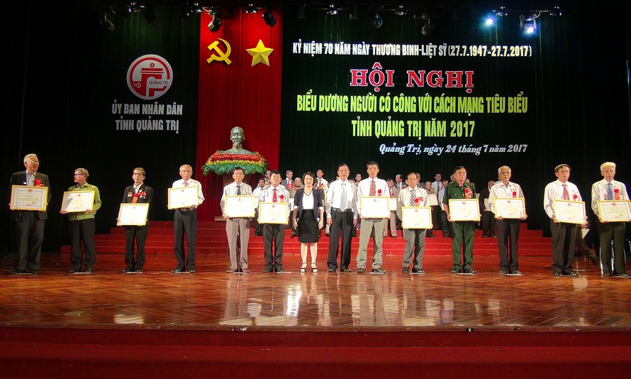 Trưởng ban Tuyên giáo Tỉnh ủy Quảng Trị Hồ Thị Thu Hằng trao bằng khen cho những người có công với Cách mạng. Ảnh: B.N.