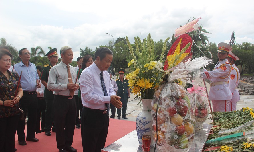 Phó Chủ tịch Quốc hội Đỗ Bá Tỵ viếng nghĩa trang liệt sĩ.
