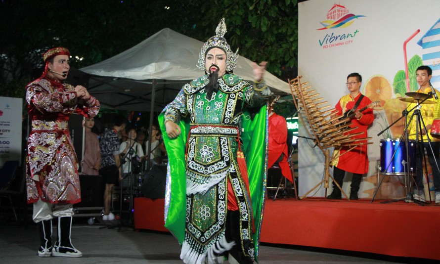 Tối 29/7 tại không gian sân khấu âm nhạc đường phố trên phố đi bộ Nguyễn Huệ (quận 1, TPHCM), ban nhạc của nghệ sĩ đàn bầu Vân Anh đã trình diễn những trích đoạn cải lương.