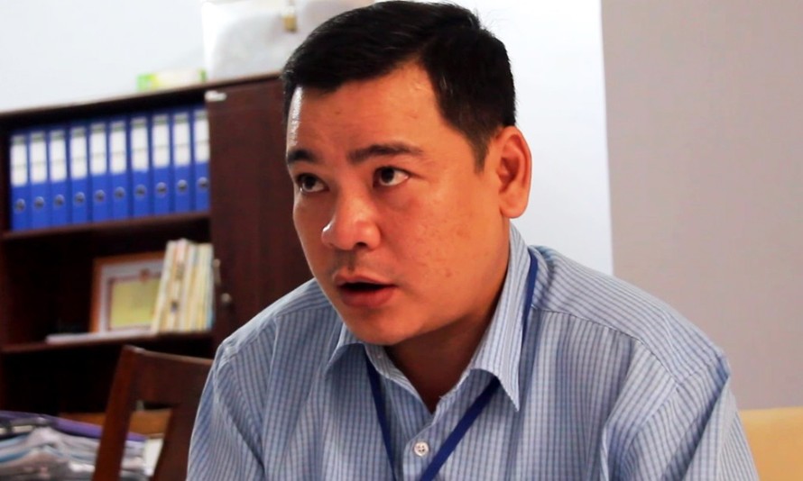 Ông Lâm Việt Thảo trả lời báo chí. 