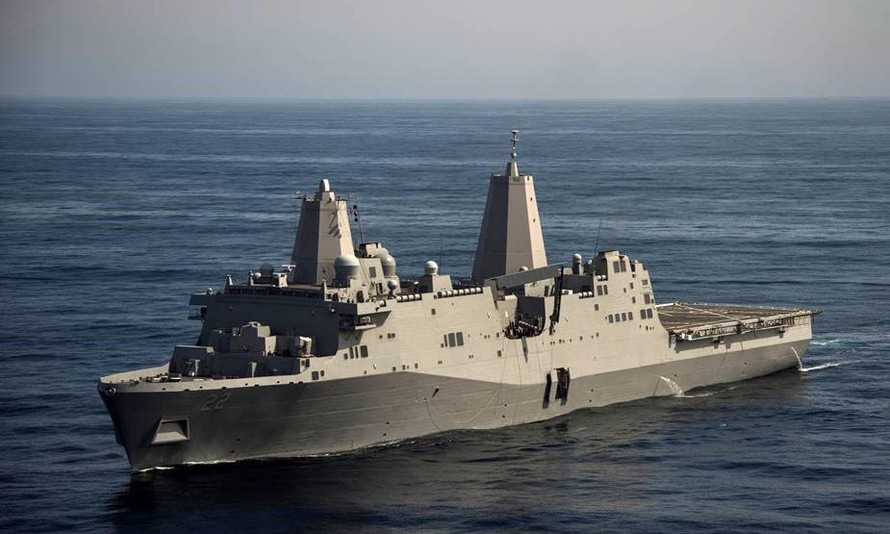 Tàu Hải quân Mỹ cập cảng Cam Ranh